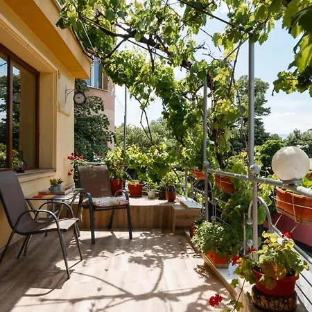 Cozy Terrace Lägenhet